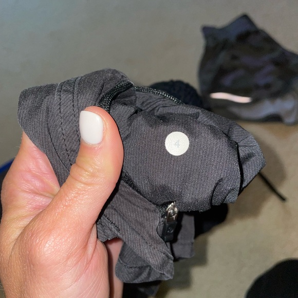 Size 4 lulu shorts - Picture 4 of 5